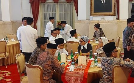 Jokowi Buka Bersama Para Menteri di Istana