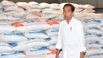 Le président Jokowi remet des bansos de riz à Merangin Jambi