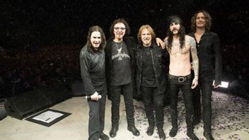 an Geezer Butler se réjouit à Black Sabbath lors du concert de Back to the Beginning