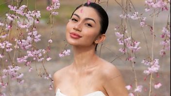 Ariel Tatum Berpose Anggun di Bawah Sakura yang Bermekaran, Intip Potret Cantiknya