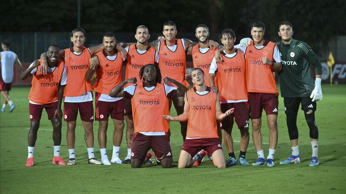 Totti s’est avéré avoir remplacé De Rossi, le supporter de l’ultras de Roma de la démo de joueurs