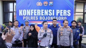 ボジョネゴロ警察に逮捕された30カ所のバイク泥棒のカップル