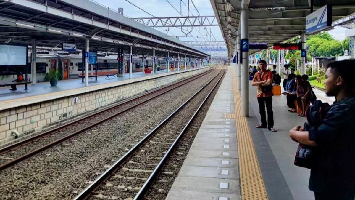 Une femme de la gare d’UI Depok est tombée et piégée dans le sela de Peron alors que le train est arrivé