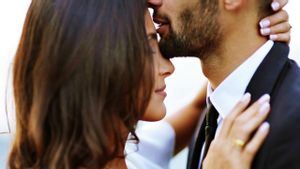 5 Tanda Pria Menikmati Momen Ciuman Bersama Anda, Apa Saja?