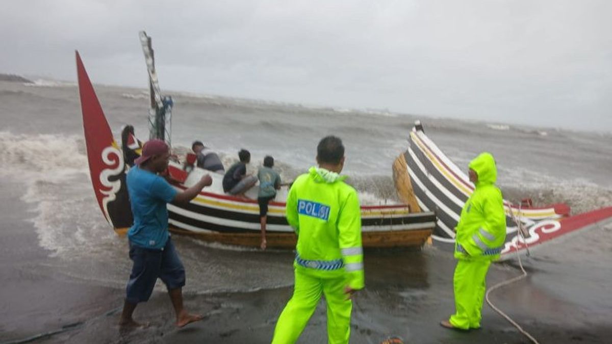 Deux bateaux frappés par des vagues, trois pêcheurs de Situbondo évacués par satpolairud