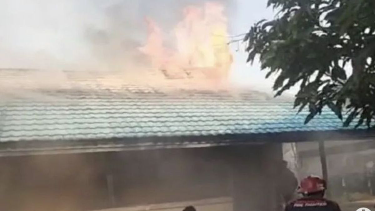 森林和陆地火灾Merambat燃烧SMPN 2泥炭屋顶,幸运的是,Banjar Damkar官员立即采取行动