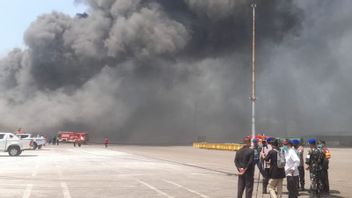 Damkar Kota Cilegon Masih Berjibaku Padamkan Kebakaran Kapal Penumpang di Pelabuhan Indah Kiat