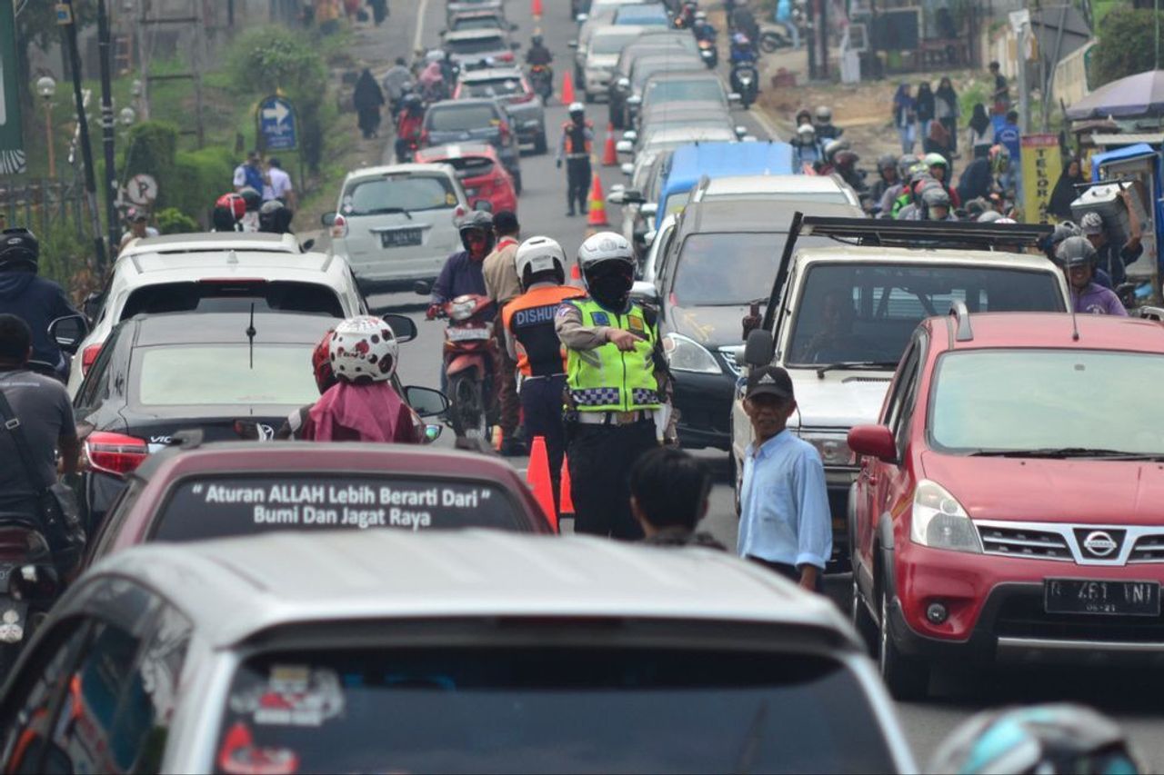 Antisipasi Lonjakan Kendaraan, Jalur Puncak-Cianjur Diberlakukan Sistem Satu Arah