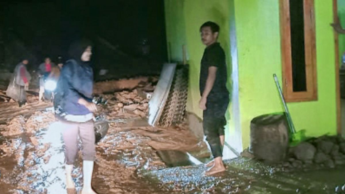 Longsor In Karawang Makes Roads Collapse 30 Meters, Access To Integrated Vehicles