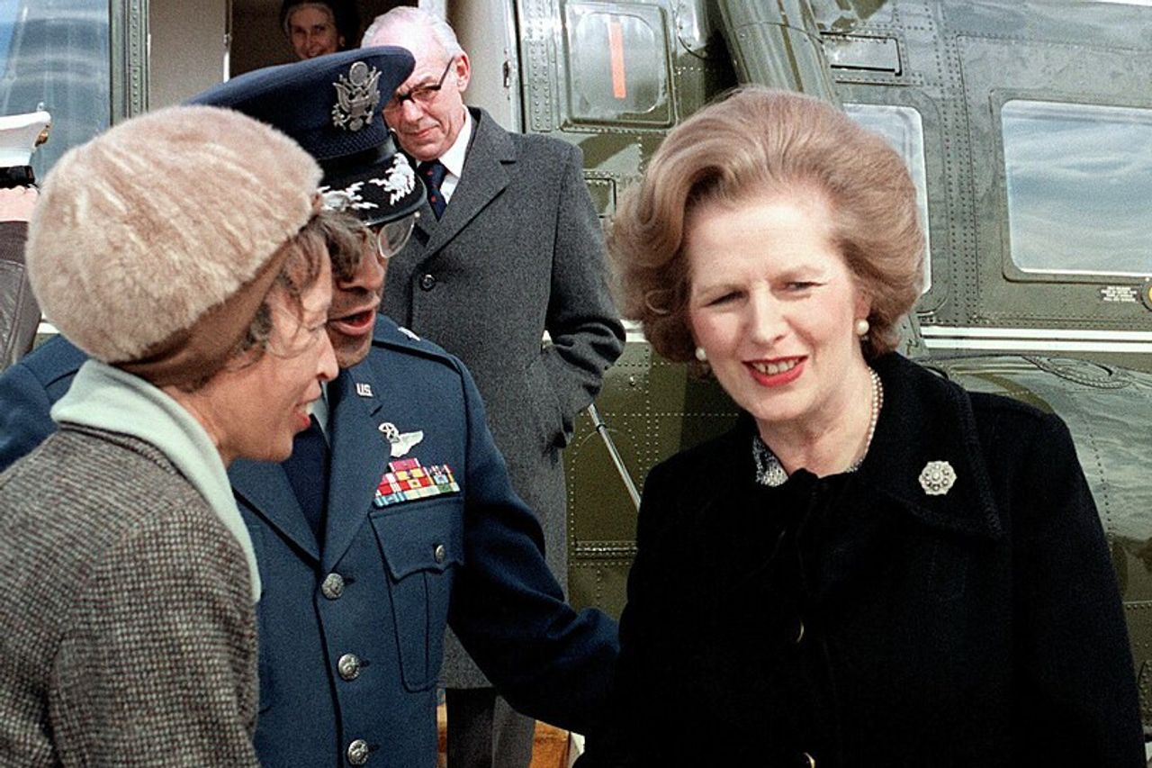 Inglise : aujourd'hui, 17 avril 2013 a été enterrée par l'ancienne Première ministre britannique Margaret Thatcher, 17 avril 2013