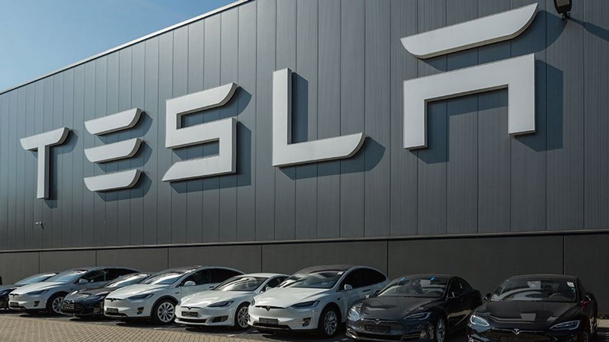 Tesla Tarik Sejumlah 135 Ribu Mobil Model S dan X Karena Kerusakan Layar Sentuh