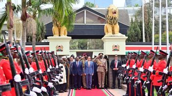 佐科威总统访问肯尼亚独立战士佐莫肯雅塔墓