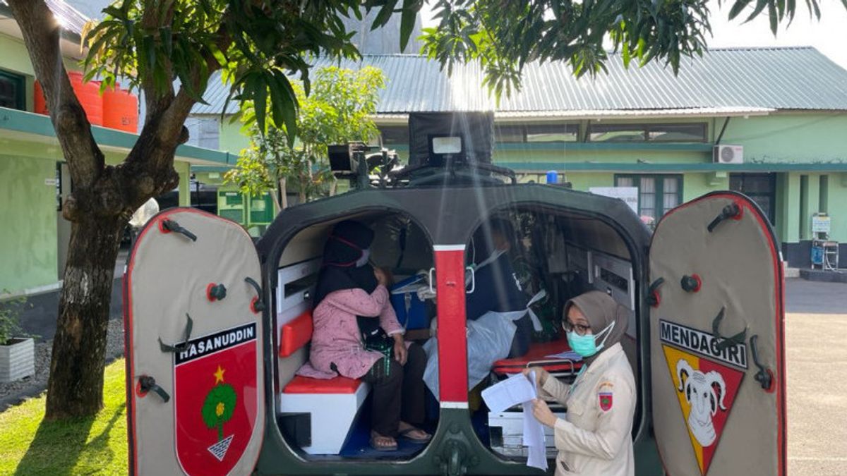 Unik, Kodim Makassar Vaksinasi Warga di Tank Ambulans