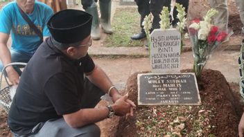 Arriving In Jakarta, Rano Karno Immediately Visited The Grave Of Mak Nyak Aminah Cendrakasih