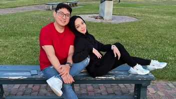 Terry Putri's Struggle To Worship While In America, The Only Muslim Pair There