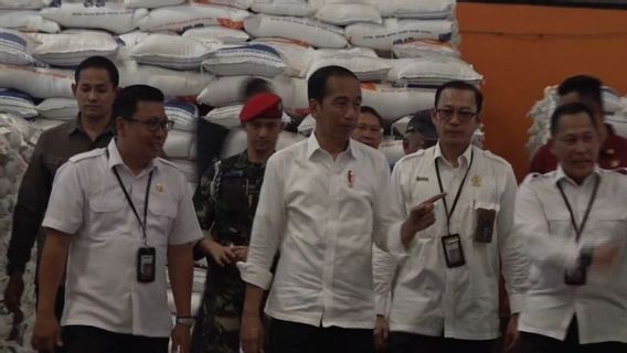 Jokowi Cek Penyaluran Bantuan Pangan di Palembang