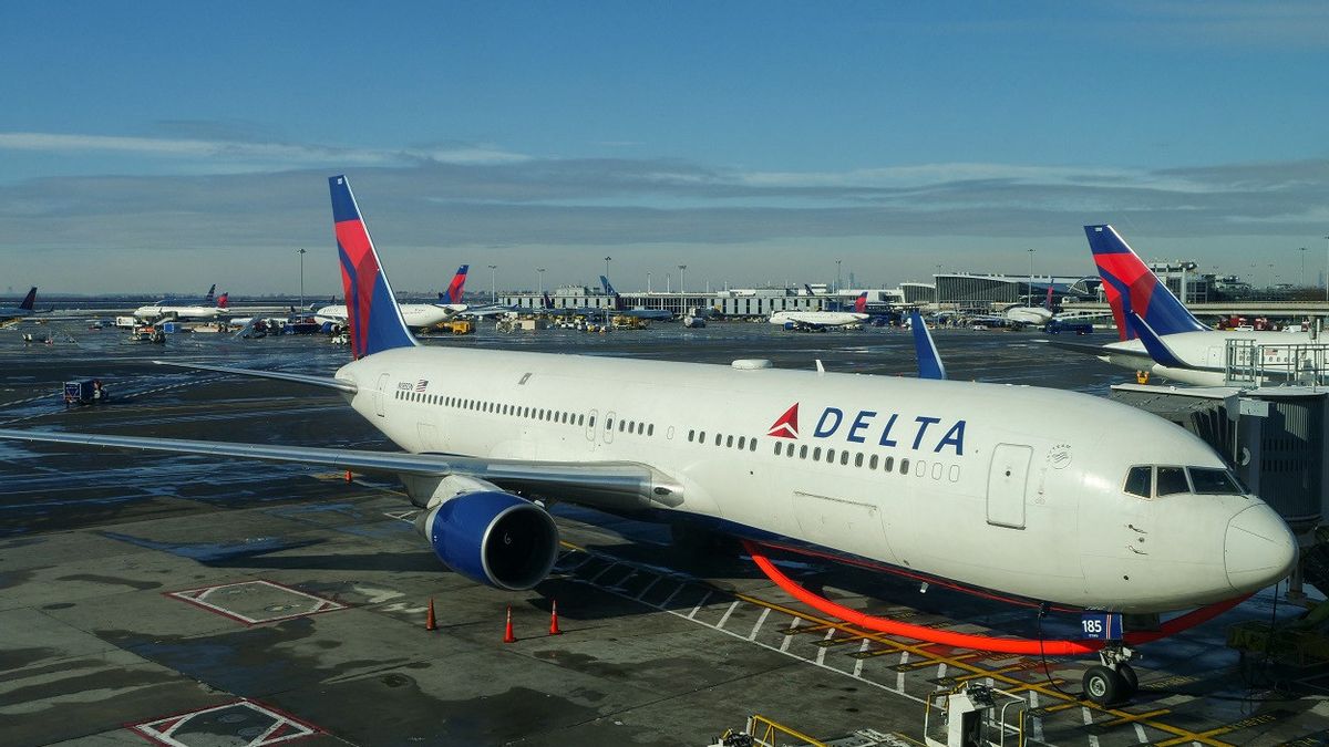 Front Wheel Doesn't Come Out, This Plane Is Able To Land Smoothly And No Passengers Injured