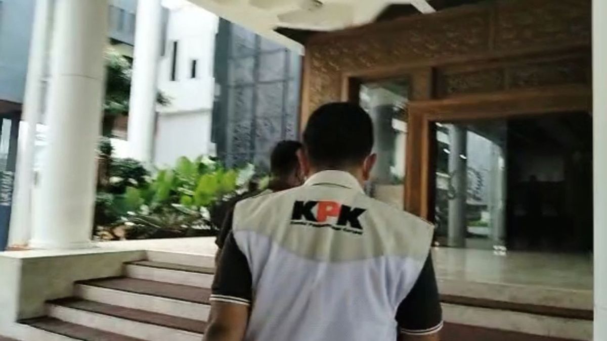 在科菲法总督办公室之后，轮到东爪哇Pu Bina Marga办公室被KPK搜查