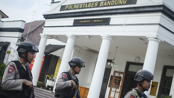 Terduga Teroris Terobos Mabes Polri, Polrestabes Bandung Persenjatai Polisi di Lapangan 