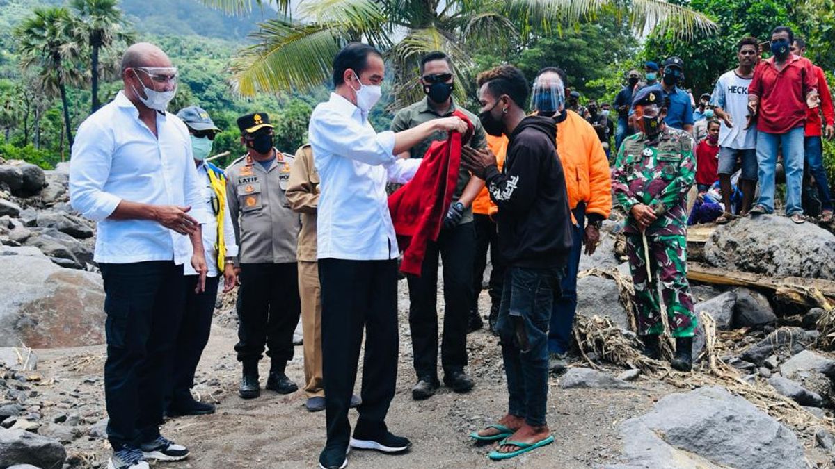 ジョコウィがNtt災害犠牲者、市民に赤いジャケットを着ている瞬間:ありがとう、常に健康