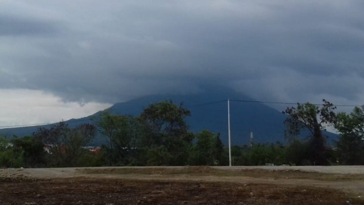 Gunung Ile Lewotolok NTT Semburkan Abu Vulkanik Setinggi 1.000 Meter