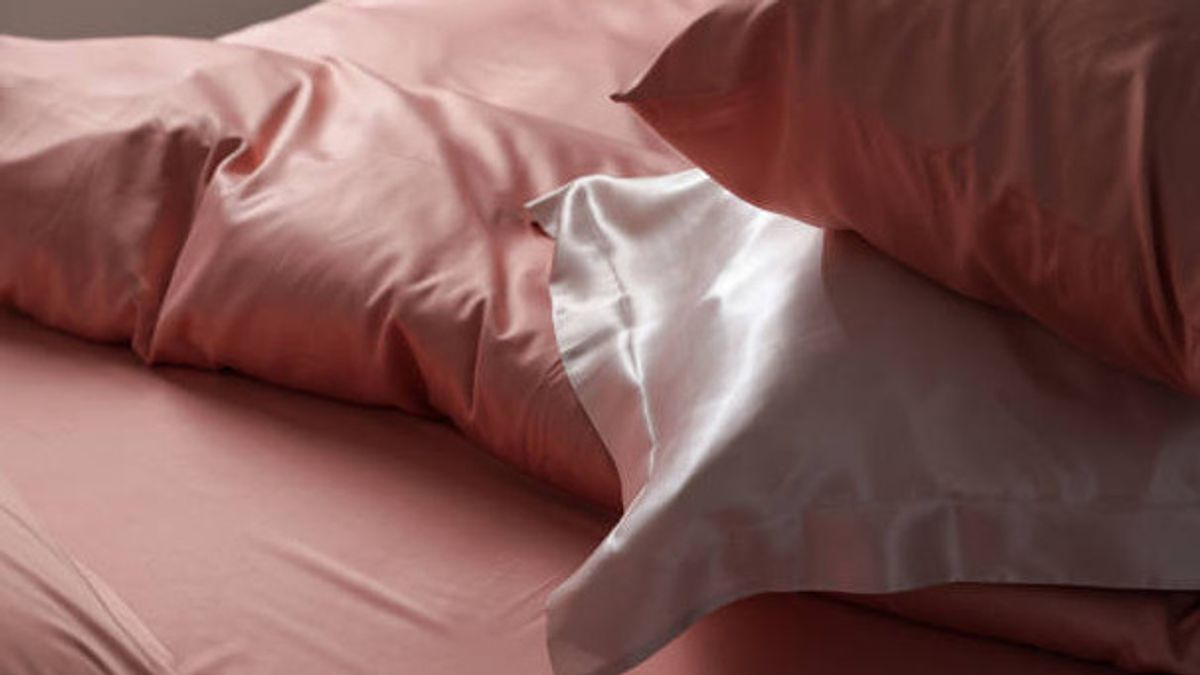Silk Vs Katun, Which Pillow Sarong Is Better To Help Hair Growth?