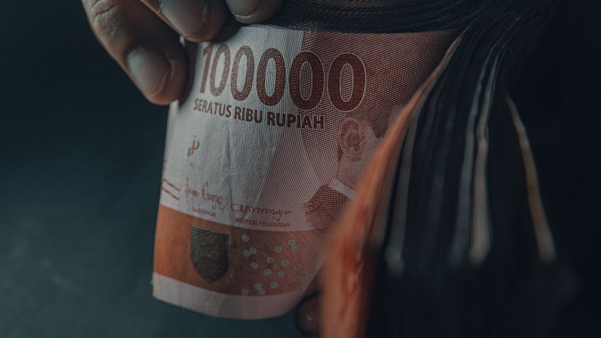 في غضون 20 دقيقة ، انخفضت الروبية من 14500 روبية إندونيسية إلى 14700 روبية إندونيسية لكل دولار أمريكي