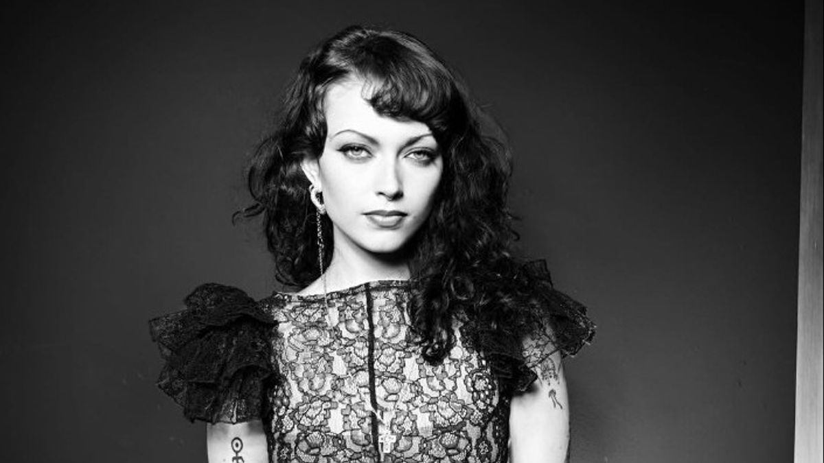 Violet Grohl s'attaque à la masculinité dans une salle créative avec le nouveau single Cool Buzz