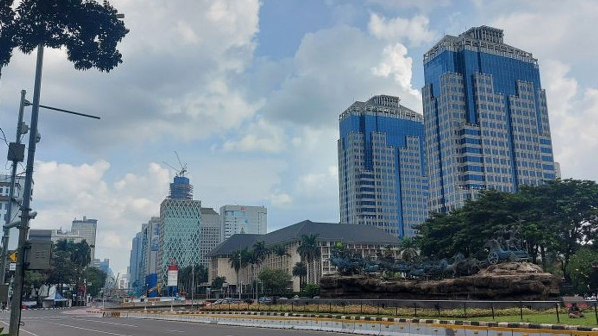 Prakiraan Cuaca 28 April, Jabodetabek Berawan hingga Hujan Sore