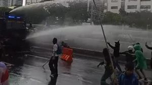 Bentrokan Pecah, Polisi Tembakkan Water Cannon dan Gas Air Mata ke Arah Massa di Depan Gedung DPR