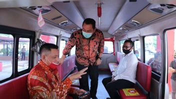 Transsemarang Bus Passengers Pay Tickets Using Gallons And Plastic Bottles