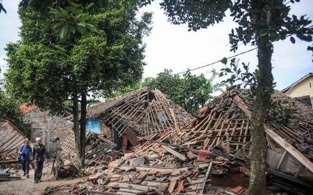 Jokowi Kunjungi Pengungsian Gempa Cianjur di Lapangan Joglo, Bagikan Kotak Makanan