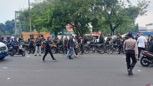 Polisi Kawal Ratusan Mahasiswa dari Gerbang Tol Gedong ke DPR untuk Demo Tolak Kenaikan Harga BBM