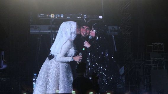 Mula Jameela And Elvy Sukaesih Kompak Landing A Kiss On Pipi Ahmad Dhani During The 19th Dewa Concert