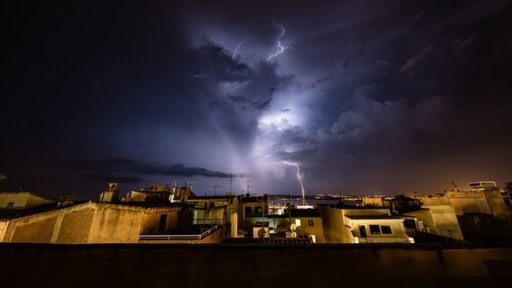 US Coastal Residents Must Leave As Hurricane Ida Threats Categorized As Extremely Dangerous