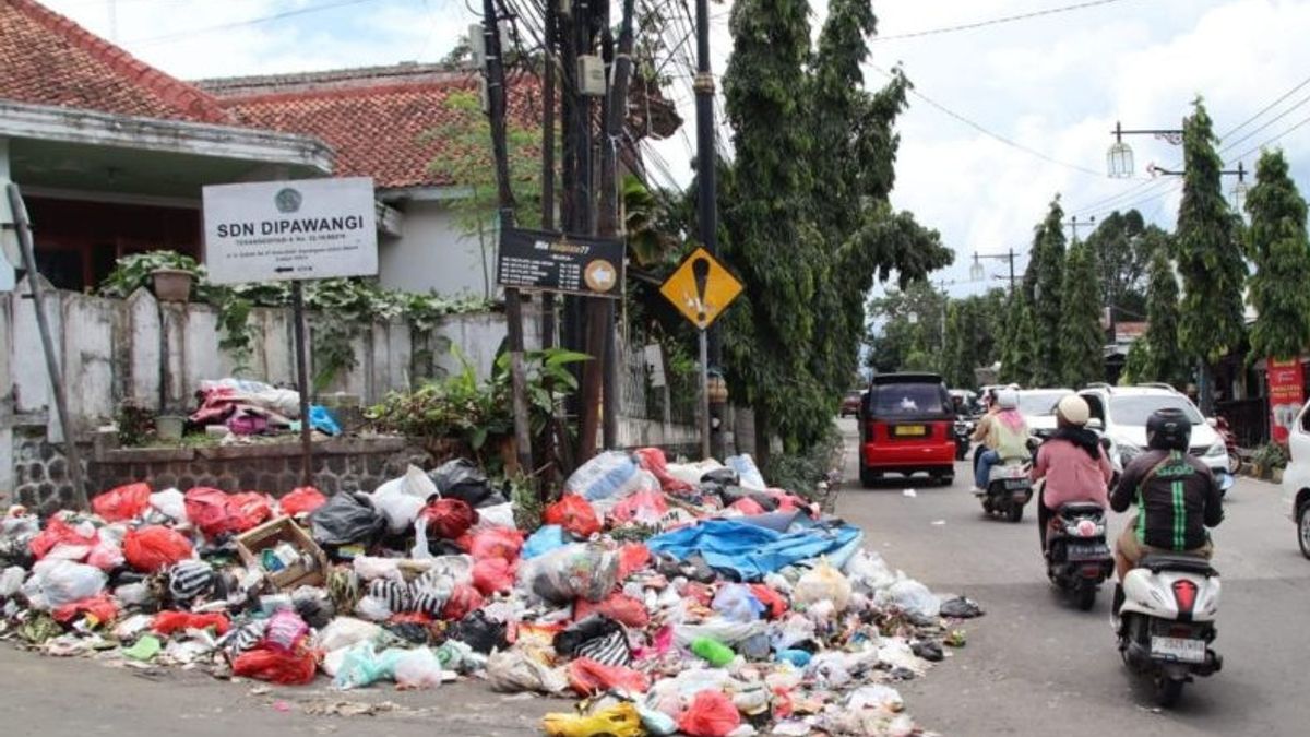 استئجار 9 شاحنات قلابة لنقل القمامة لمدة 4 ساعات إلى TPSA Mekarsari ، تقدمت حكومة Cianjur Regency بطلب لشراء 8 شاحنات جديدة