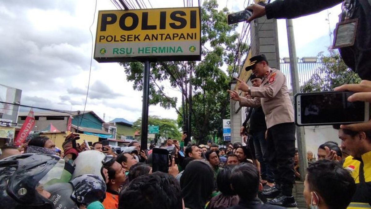 警方调解数百名与Ojek Pangkalan Bassir Impun Bandung发生纠纷的Ojol司机