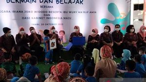 <i>Loveable</i>! Ibu Iriana Jokowi Bersama Murid TK di Jambi Bermain dan Belajar Tebak Gambar