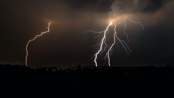 Méfiez-vous De La Pluie Et De La Foudre à Jakarta Le Jour De L’Aïd Al-Adha 20 Juillet