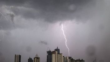 Hujan Ringan Guyur Banyak Wilayah Indonesia Hari Ini, Waspadai Petir di Sejumlah Kota