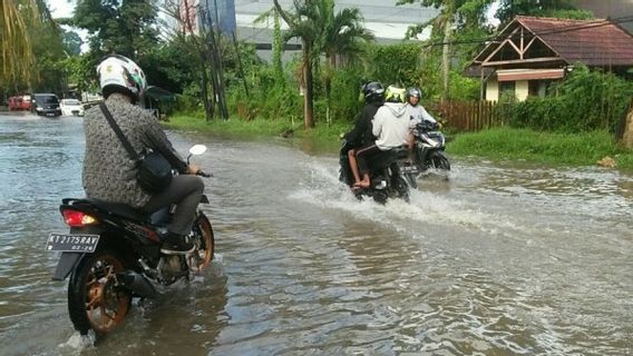 アンボンのアタシ川の季節洪水を正常化する市政府