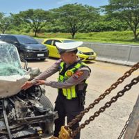 2 Orang Tewas Kecelakaan Xpander Tabrak Bus 27 Trans di Tol Batang-Semarang