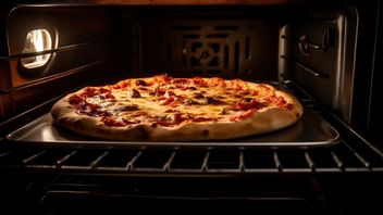 Cara Menghangatkan Pizza dengan atau Tanpa <i>Microwave</i>, Simak Panduannya! 