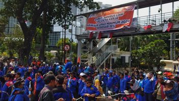 Thousands Of Labor Elements Masses Begin To Crowd The Monas Horse Statue Area, Apart From Demanding The Revocation Of The Omnibus Law On The Copyright Law, Workers Also Ask For A 2024 Salary Increase