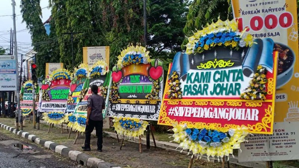 Kirim Karangan Bunga Hingga Berjejer, Pedagang Protes Pembagian Lapak Pasar Johar Semarang