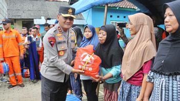 Des résidents touchés par les inondations de Jepara reçoivent de l’aide du chef de la police de Jateng et de Pangdam IV / Diponegoro