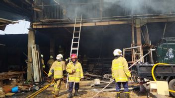 Material Mudah Terbakar yang Bikin Kebakaran Pabrik Mebel di Cilangkap Semakin Besar