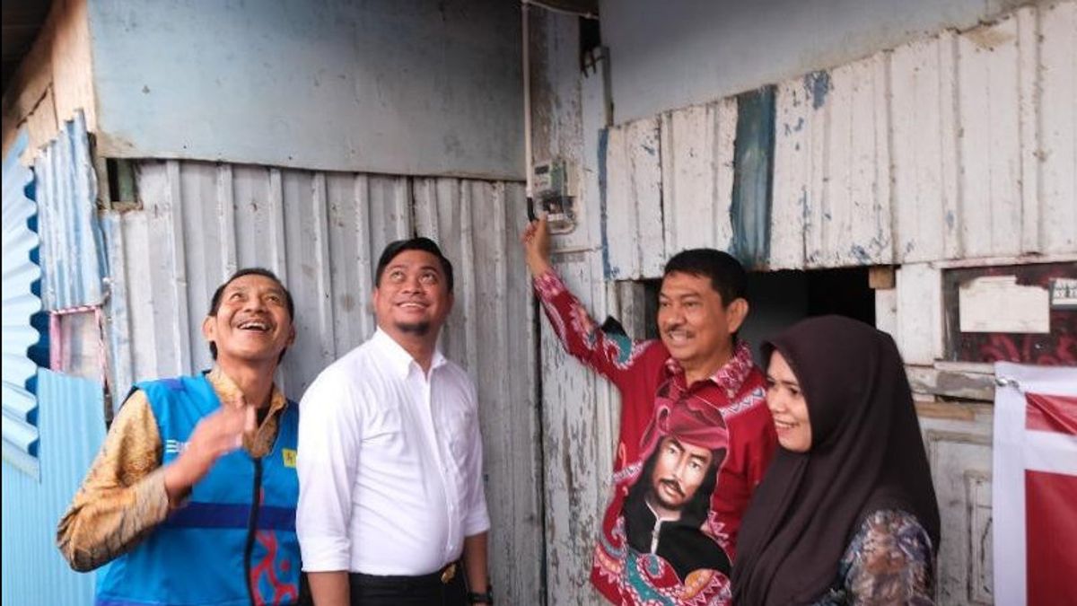 以前はペリタを使用して隣人の電力を「ナンパン」していましたが、現在、インドネシアの75,890の恵まれない家族が新しいPLN電力を設置するための支援を享受しています