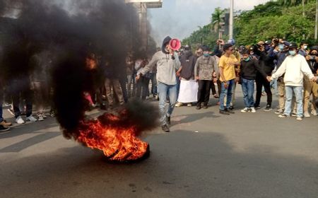 Situasi Terkini di Patung Kuda: Massa Bakar Ban hingga Serukan 7 Tuntutan