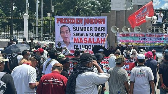 Manifestation devant le bâtiment de la Chambre des représentants, Massa Bakar Ban et les cris 'Jokowi Mundur'